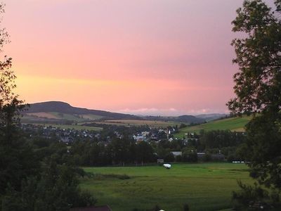 Direkte Umgebung des Objekts. Blick von Terrasse auf den Ort