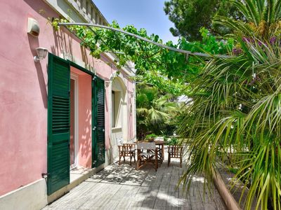 Außenansicht des Gebäudes. Pergola vor dem Haus