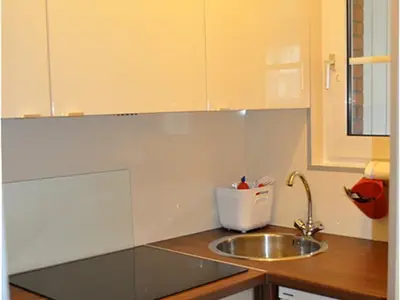 Küche mit Backofen, Heißluft und Mikrowelle