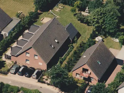 Außenansicht des Gebäudes. Haus C ist das 3. von vorn im linken Gebäude