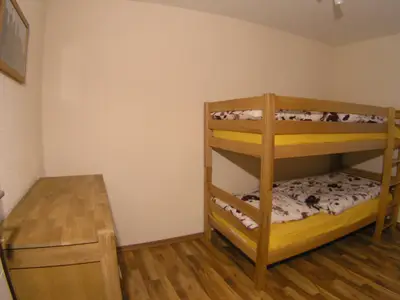 Schlafzimmer mit Stock- und Zustellbett