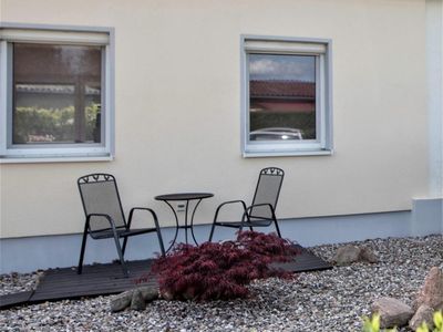 vor dem Haus den Sommer im Schatten genießen