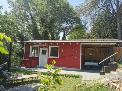 Sauna mit Liegewiese und Solardusche