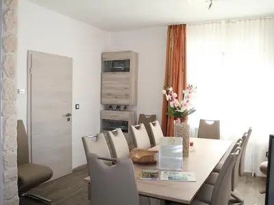 Esszimmer mit großem Esstisch Esszimmer mit großem Esstisch