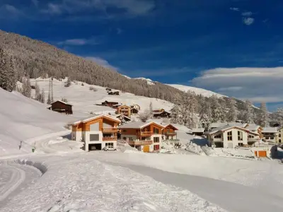 Das Chalet-Davos liegt in einer kleinen Gruppe von Chalets am Ortsrand von Davos-Glaris.