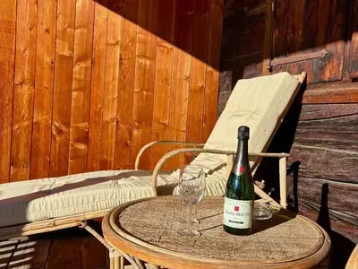 Apéro im 1. Stock auf dem Balkon mit Sonnenliege