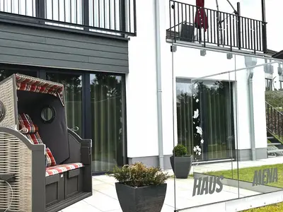 Untere Terrasse mit Strandkorb