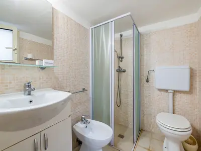 Badezimmer mit Dusche