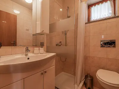 Badezimmer mit Dusche