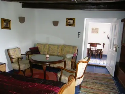 Wohn-/Schlafzimmer im Chippendale-Stil eingerichtet