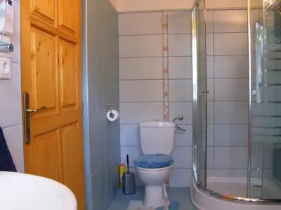 Komfortables Duschbad mit WC ...