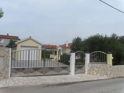Außenansicht Garten / Einfahrt Tore