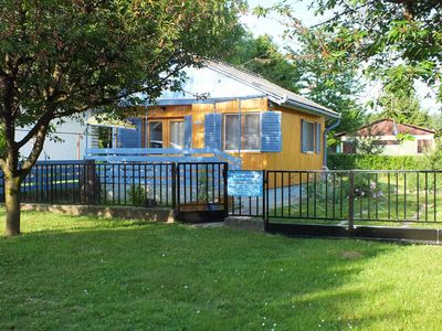 Außenansicht des Gebäudes. Ihr Ferienhaus Gunaras - ruhig an einer Seitenstraße gelegen.