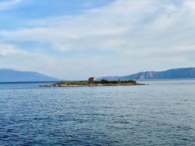 Blick von Strand auf die Insel