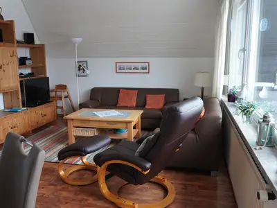 Wohnzimmer mit Treppe nach oben