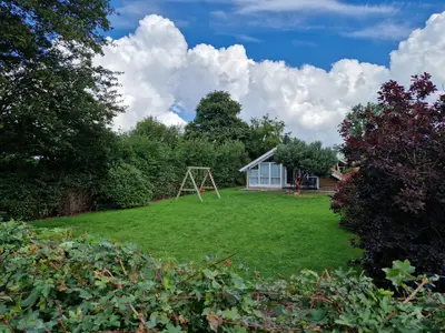 Blick über den Garten zum Haus von der Straßenseite