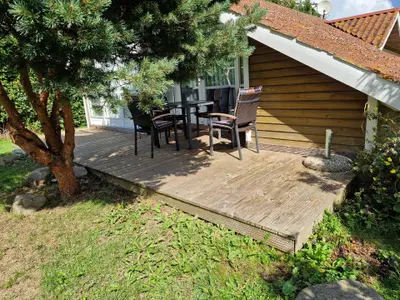 Terrasse mit Stühlen und Tisch