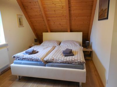 Schlafzimmer mit Doppelbett