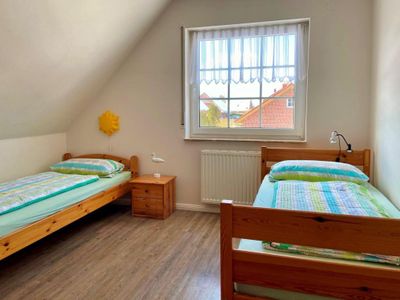 Schlafzimmer mit Einzelbetten im DG