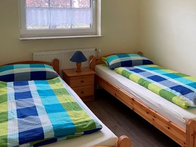 Schlafzimmer mit Einzelbetten im EG