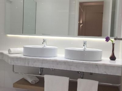 Badezimmer * Marmorwaschtisch mit zwei Aufsatzwaschbecken