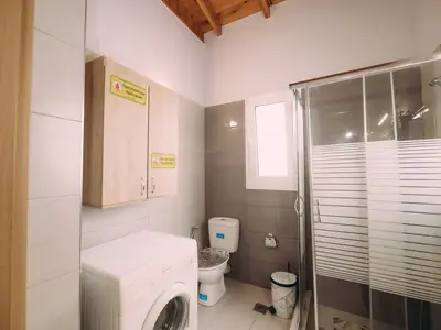 Badezimmer mit Dusche