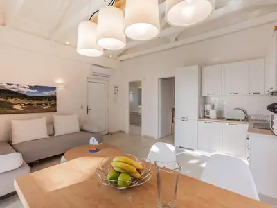 Offener Wohnbereich mit Einbauküche * Vollintegrierter Geschirrspüler und großer Kühl-Gefrierkombination