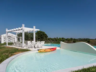 Pool. Großer Gemeinschaftspool mit separatem Kinderbereich