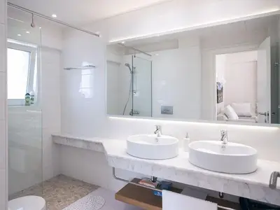 Badezimmer mit begehbarer Dusche