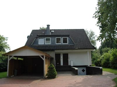 Außenansicht mit Carport