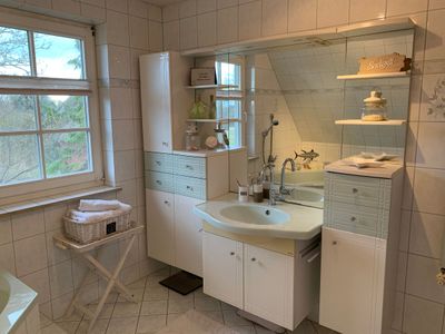 Badezimmer 2 mit Eckbadewanne im OG