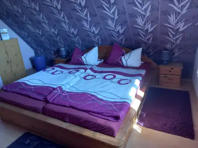 Schlafzimmer mit Doppelbett