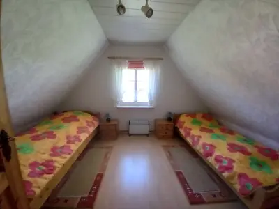 Schlafzimmer mit zwei Einzelbetten