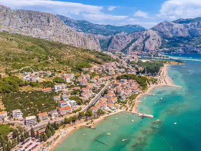 Direkte Umgebung des Objekts. Lage der Villa Allegra, nur wenige Gehminuten vom Meer und von der Stadt Omiš entfernt