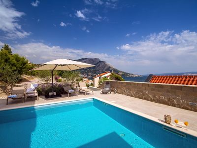 Terrasse. Offener Meerblick vom ganzen Grundstück, nur 300 m vom schönen Sandstrand entfernt