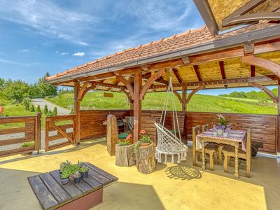 Esstisch auf der überdachten Terrasse