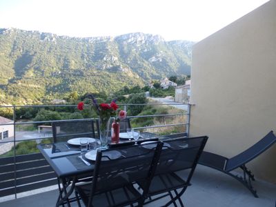 repas sur la terrasse au coucher du soleil