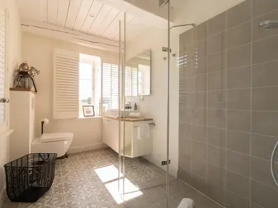 Das Badezimmer im Erdgeschoss...