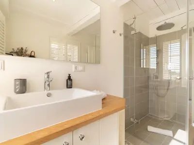 ...mit bodengleicher Dusche.