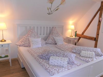 Gemütliches und charmantes Schlafzimmer mit Landhaus Doppelbett