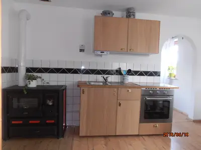 Gemütliche Küche mit Holzofen