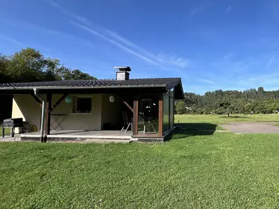 Hausansicht von der Seite mit Parkplatz