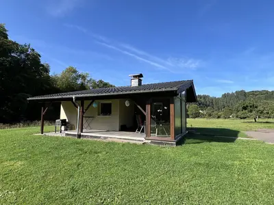 Hausansicht von der Seite mit Parkplatz