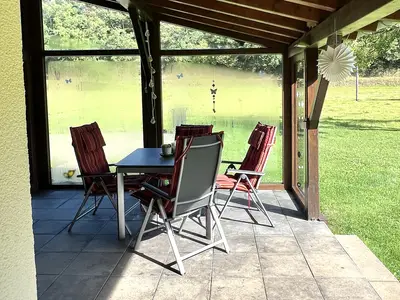 Sitzgelegenheiten auf der überdachten Terrasse