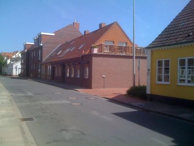 Vorderansicht mit Dachterrasse, Strandzugang und Nachbarschaft