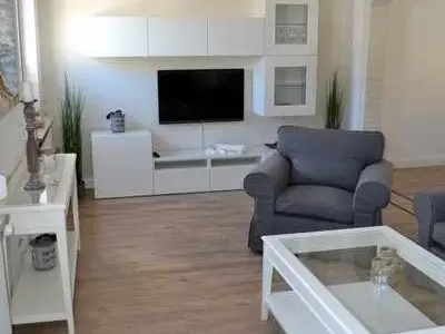 geräumiges Wohnzimmer mit großen Flachbildschirm