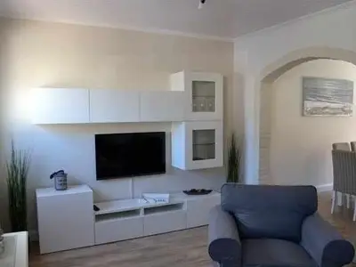 Wohnzimmer und Durchgang zum Essbereich