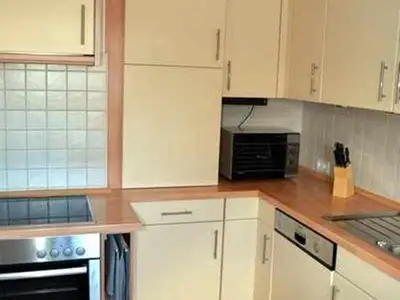 separate Küche mit Spülmaschine