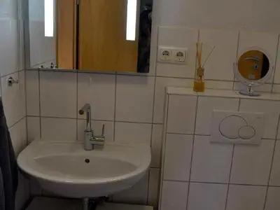 modernes Duschbad, Waschtisch und WC