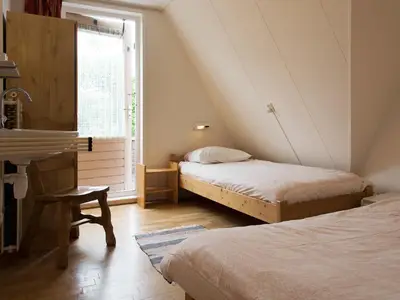 Schlafzimmer mit Balkon Gartenseite.